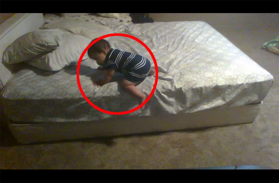 Este bebé estaba atrapado en una cama demasiado alta, hasta que hace una jugada BRILLANTE