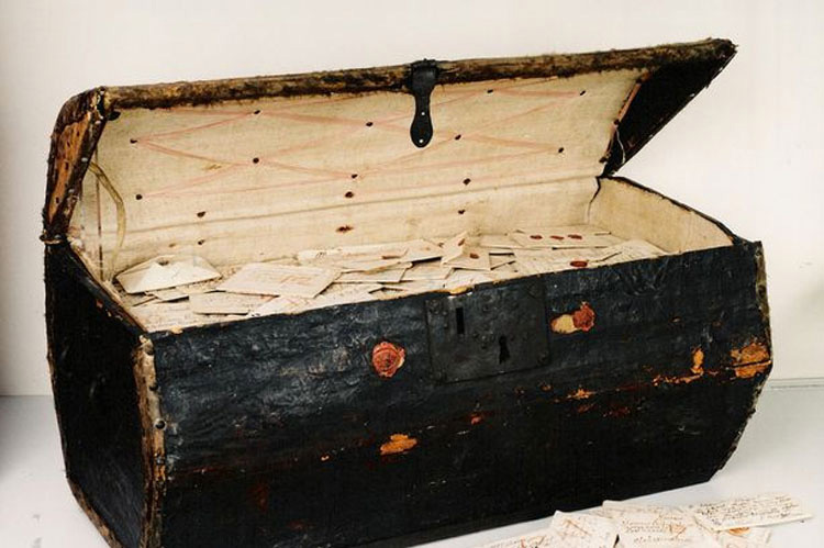 Expertos de un museo abren un baúl de 300 años y se quedan aturdidos por lo que hay dentro