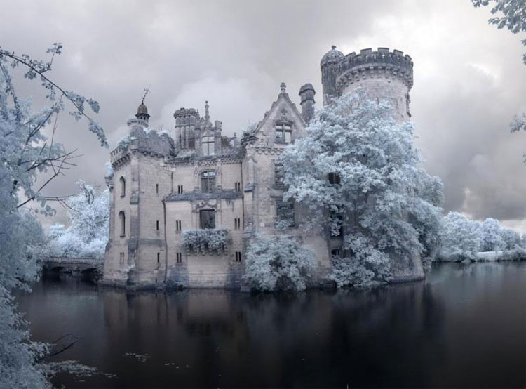 Este castillo olvidado fue abandonado tras un incendio en 1932. Verlo de cerca es IMPRESIONANTE