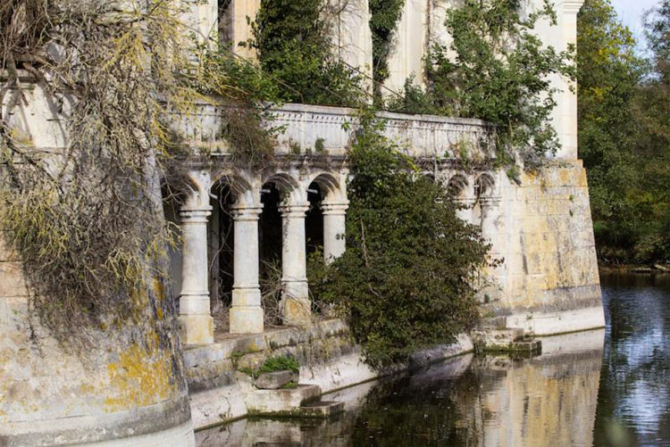 Este castillo olvidado fue abandonado tras un incendio en 1932. Verlo de cerca es IMPRESIONANTE