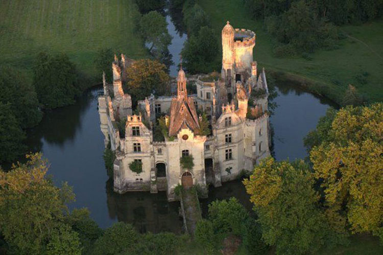 Este castillo olvidado fue abandonado tras un incendio en 1932. Verlo de cerca es IMPRESIONANTE