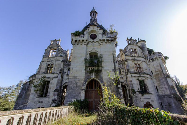 Este castillo olvidado fue abandonado tras un incendio en 1932. Verlo de cerca es IMPRESIONANTE