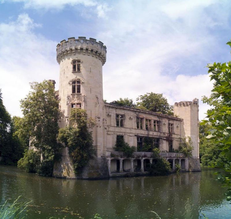 Este castillo olvidado fue abandonado tras un incendio en 1932. Verlo de cerca es IMPRESIONANTE