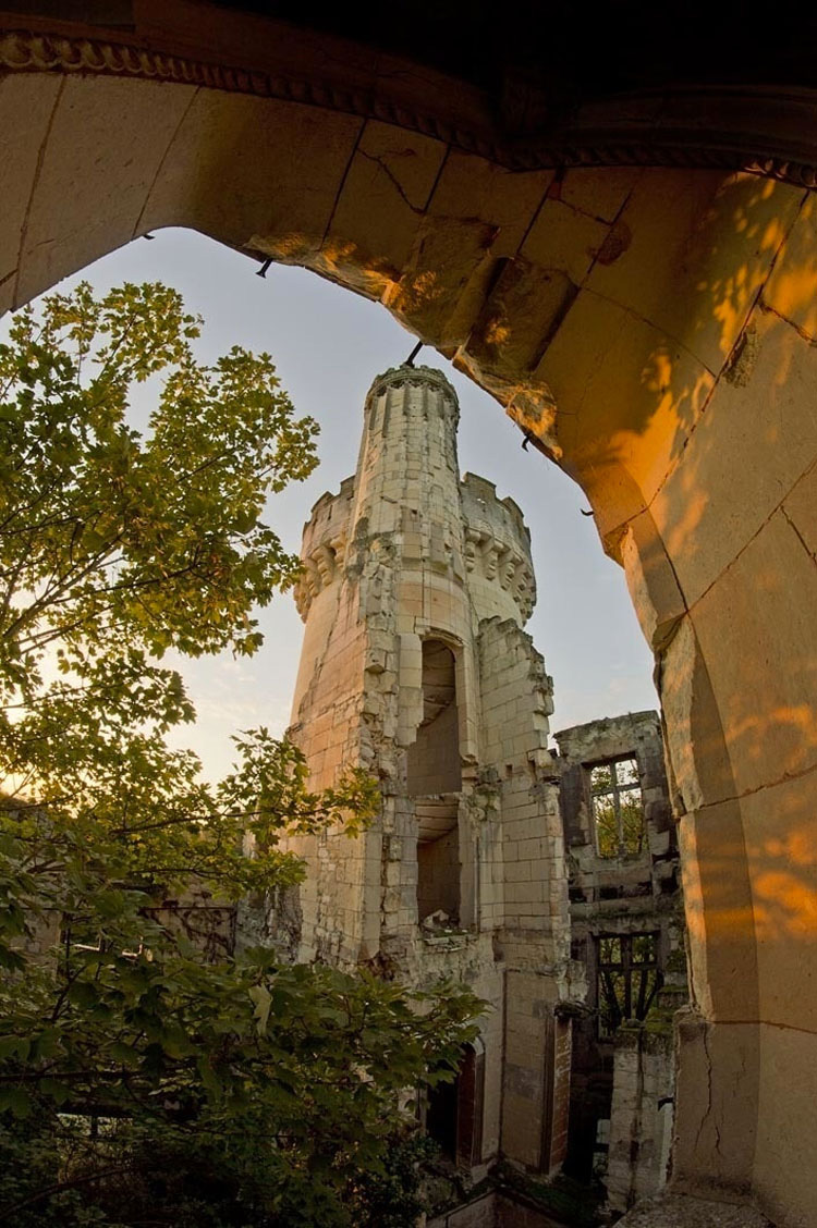 Este castillo olvidado fue abandonado tras un incendio en 1932. Verlo de cerca es IMPRESIONANTE