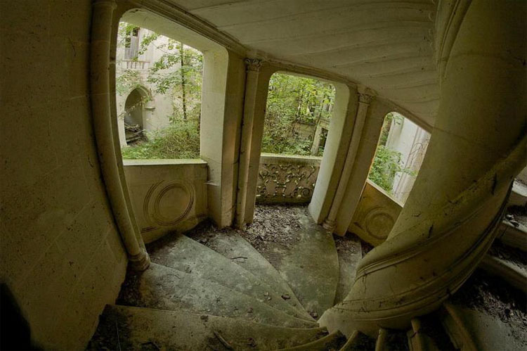 Este castillo olvidado fue abandonado tras un incendio en 1932. Verlo de cerca es IMPRESIONANTE