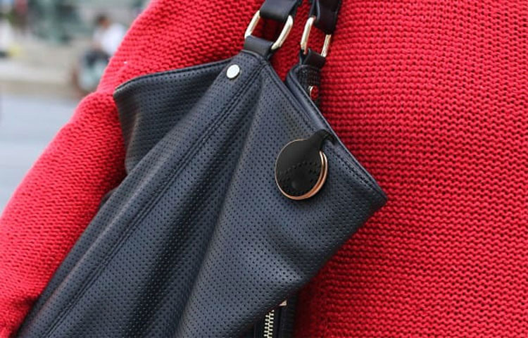 Parece un bolso normal. ¿Pero ves ese clip negro? ¡Esto podría salvar tu vida!