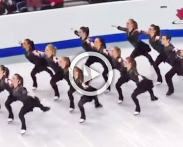 Dieciséis patinadores sobre hielo en cuatro filas. Cuando la música comienza, ATENCIÓN a sus piernas