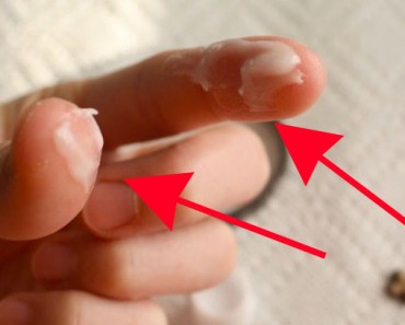 Frota pasta de dientes en su dedo por un motivo brillante. ¡Estoy muy contento de saber esto ahora!