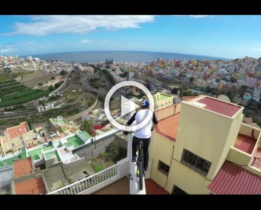 Este ciclista está explorando una ciudad, ¿Y qué ruta elige? ¡Absolutamente impresionante!