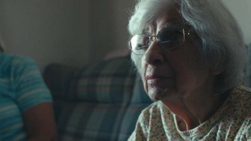 Una cámara muestra lo que una anciana de 98 años hace con su tiempo. El mundo llora con la verdad