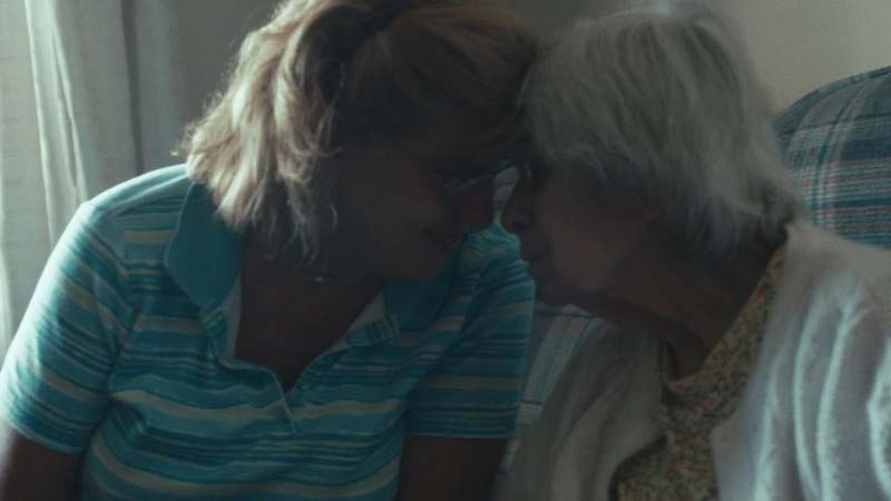 Una cámara muestra lo que una anciana de 98 años hace con su tiempo. El mundo llora con la verdad