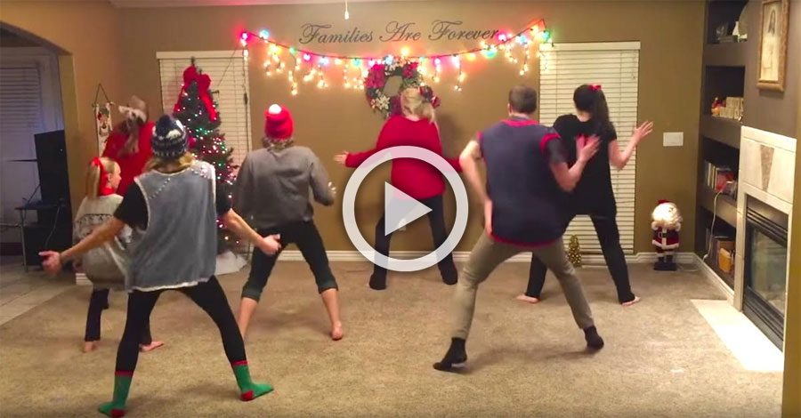 8 chicos hacen un baile de Navidad. Ahora mira cuando se dan la vuelta, ¡hilarante!