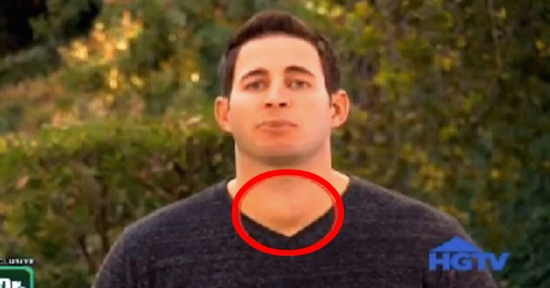 Estaba viendo un programa de televisión cuando notó algo extraño en el cuello del presentador