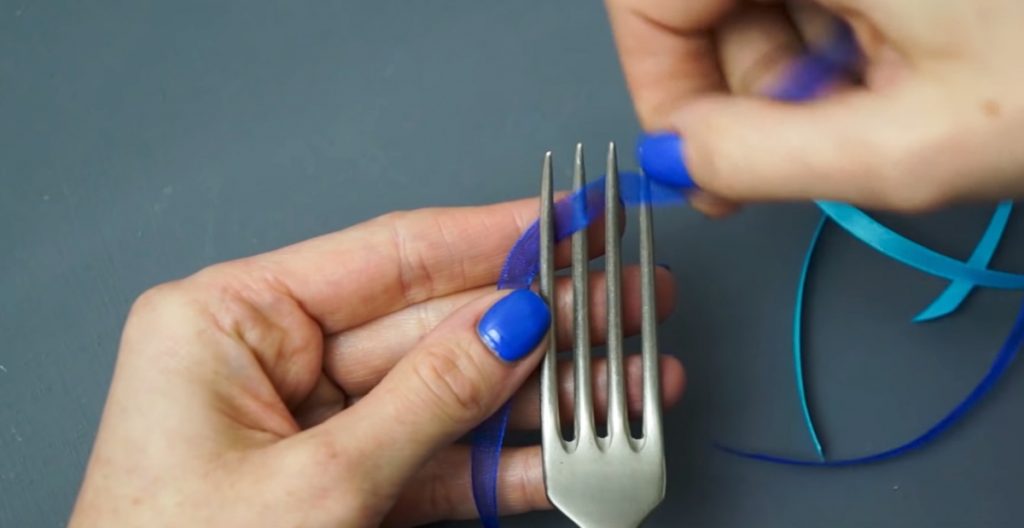 Envuelve una cinta alrededor de un tenedor para crear una cosa IMPRESIONANTE