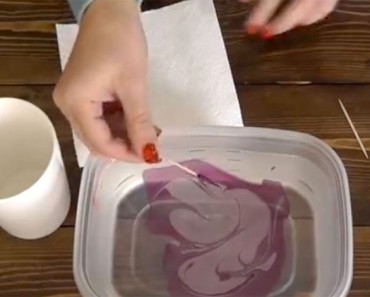 Mezcla esmaltes de uñas en agua. ¿El resultado final? ¡Necesito probar esto!
