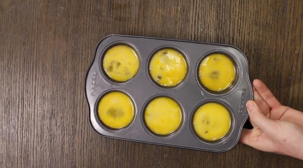 Pone huevos en un molde para muffins. ¿Y lo siguiente que hace? ¡Se me hace la boca agua!