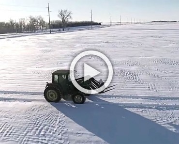 Este granjero está solo en la nieve. Ahora mira cuando la cámara se aleja... ¡INCREÍBLE!