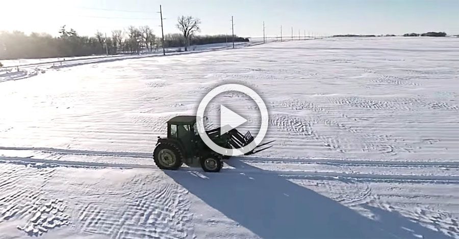 Este granjero está solo en la nieve. Ahora mira cuando la cámara se aleja... ¡INCREÍBLE!