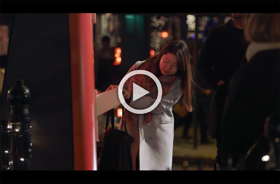 Esta chica encuentra un interruptor de luz gigante en el parque. Cuando lo toca sucede algo INCREÍBLE... 1 Esta chica encuentra un interruptor de luz gigante en el parque. Cuando lo toca sucede algo INCREÍBLE...