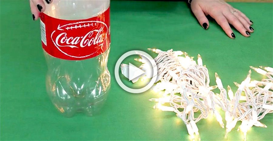 Con sólo una botella de Coca-Cola y algunas luces, ¡hace algo PERFECTO para esta Navidad! 1 Con sólo una botella de Coca-Cola y algunas luces, ¡hace algo PERFECTO para esta Navidad!