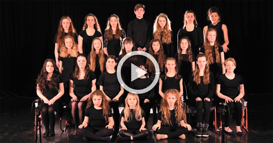 23 niños se sientan inmóviles. Ahora mira a la muchacha de la parte superior derecha 1 23 niños se sientan inmóviles. Ahora mira a la muchacha de la parte superior derecha