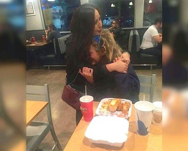 Captó a una mujer sin hogar haciendo esto a su novia, ahora se ha hecho viral...