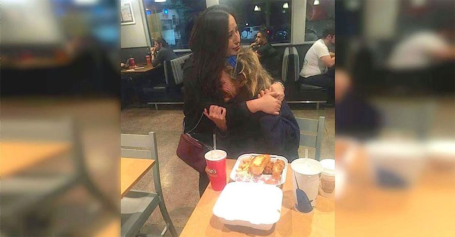 Captó a una mujer sin hogar haciendo esto a su novia, ahora se ha hecho viral...