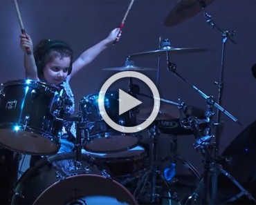 Con sólo cinco años ésta niña se sienta frente a una batería. Empieza a sonar Van Halen y... ¡¿QUÉ?!