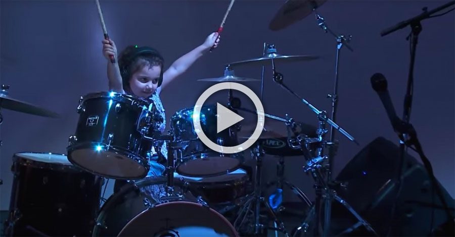 Con sólo cinco años ésta niña se sienta frente a una batería. Empieza a sonar Van Halen y... ¡¿QUÉ?!