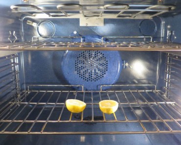 Pone 2 mitades de un limón en el horno. Nunca habría pensado e hacer esto, ¡pero es muy inteligente!