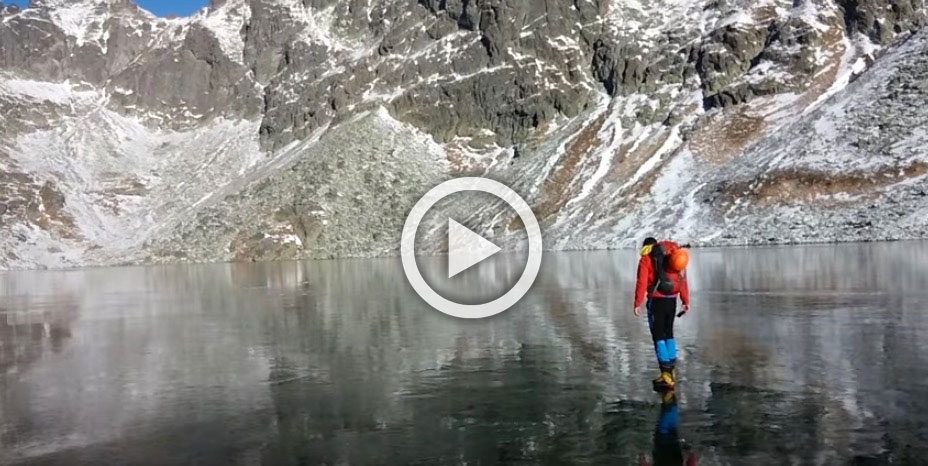 Están caminando sobre un lago congelado, hasta que apuntan con la cámara hacia abajo... ¡Es IRREAL!
