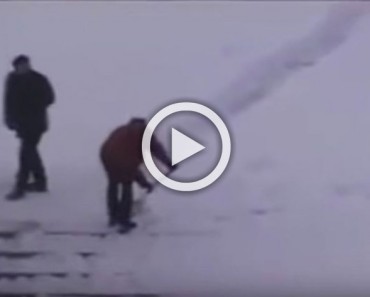 Este portero hace una broma con la nieve caída, el resultado es una brillante comedia 1 Este portero hace una broma con la nieve caída, el resultado es una brillante comedia