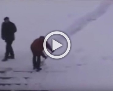 Este portero hace una broma con la nieve caída, el resultado es una brillante comedia