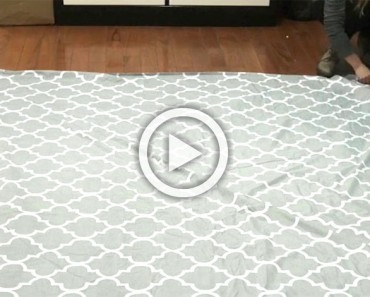 Aplana una funda de edredón en el suelo. Ahora ATENCIÓN a sus manos. ¡Simplemente increíble! 9 Aplana una funda de edredón en el suelo. Ahora ATENCIÓN a sus manos. ¡Simplemente increíble!