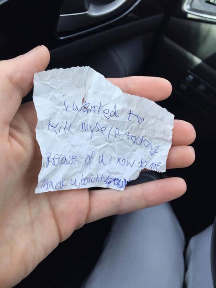 Compra un desayuno a un hombre sin hogar y éste le entrega una nota con una confesión impactante