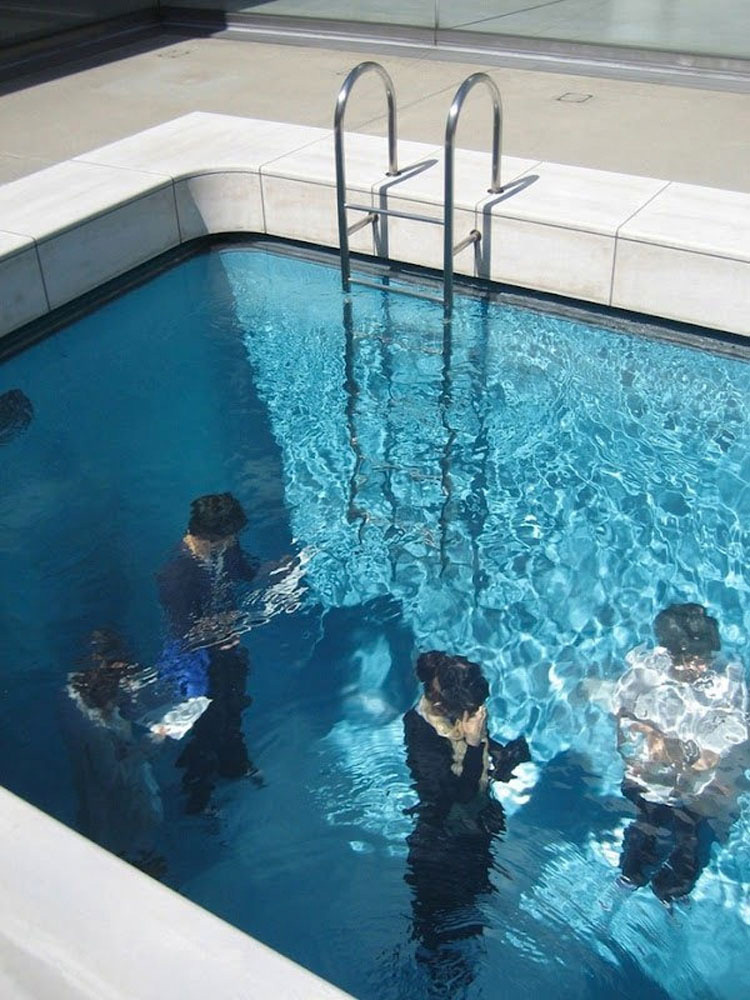Esto parece una piscina normal, pero MIRA lo que hay debajo de la superficie...