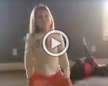 Esta madre filma el baile de su hija, ahora mira el pitbull detrás de ella