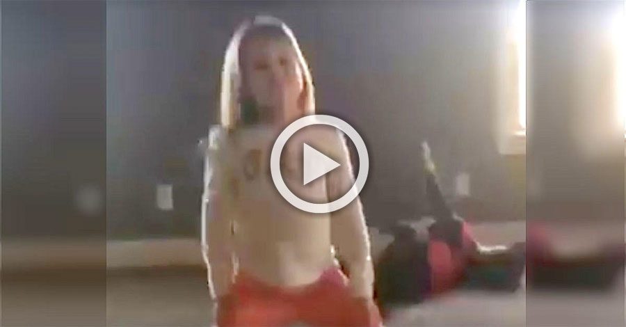 Esta madre filma el baile de su hija, ahora mira el pitbull detrás de ella