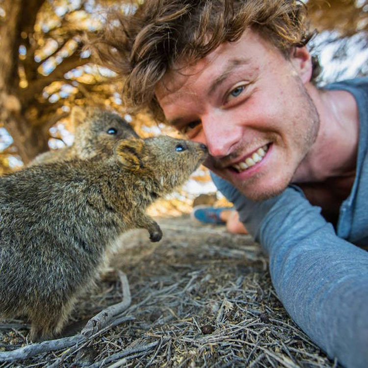 Este chico explica cómo tomar selfies con todo tipo de animales salvajes