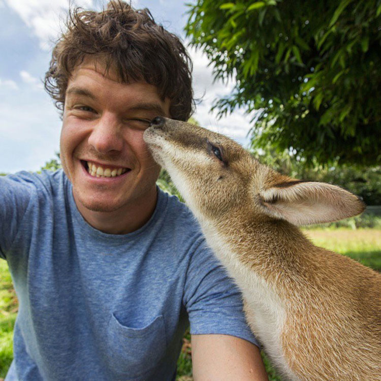 Este chico explica cómo tomar selfies con todo tipo de animales salvajes