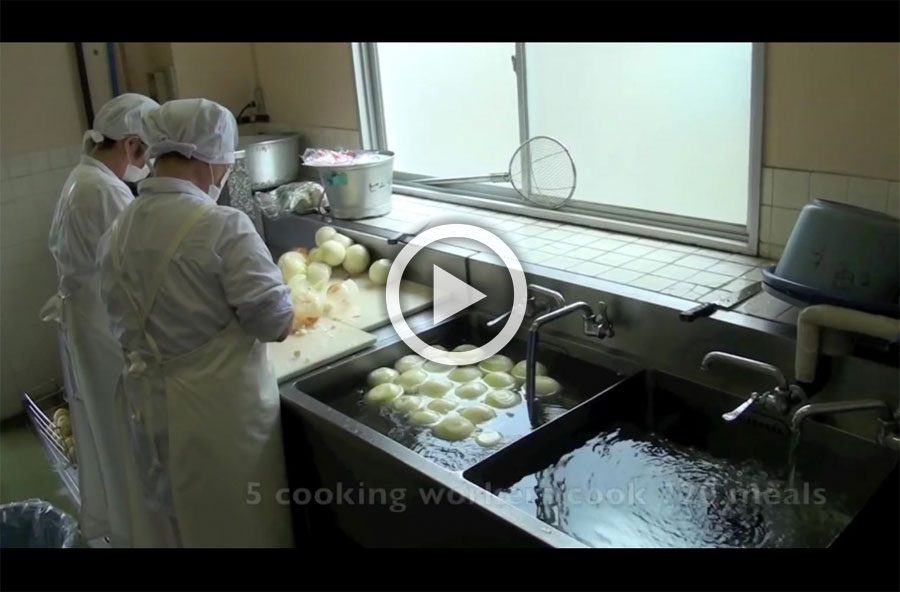 Ponen cámaras dentro de una cafetería de una escuela en Japón. ¿Qué hacen en el almuerzo? EXTRAORDINARIO 1 Ponen cámaras dentro de una cafetería de una escuela en Japón. ¿Qué hacen en el almuerzo? EXTRAORDINARIO