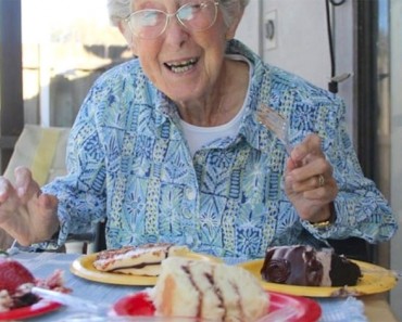 Esta mujer de 90 años niega tratamiento para su cáncer. En su lugar lo que hace es BRILLANTE