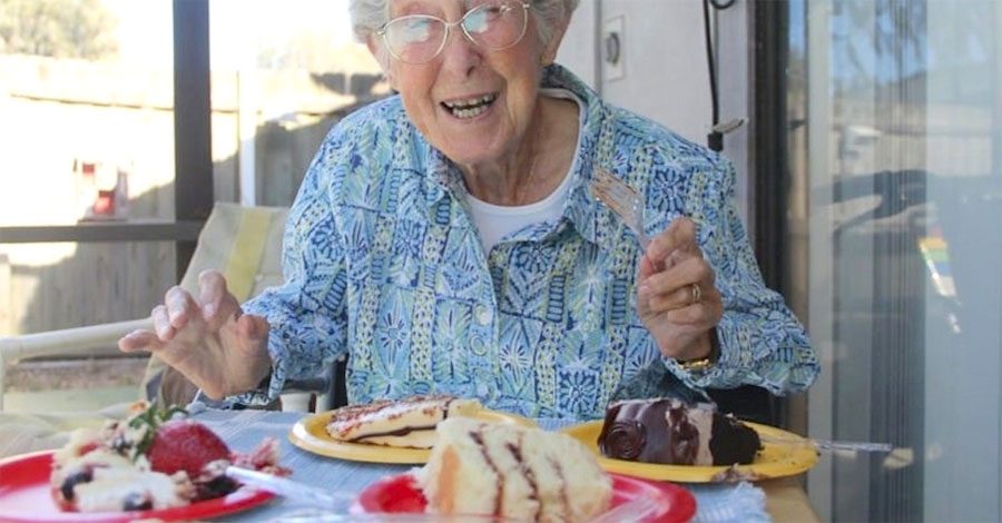 Esta mujer de 90 años niega tratamiento para su cáncer. En su lugar lo que hace es BRILLANTE