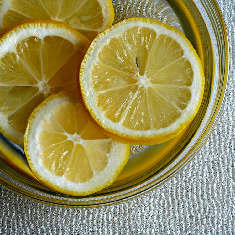 Esto es lo que sucede en tu suerpo si tomas un vaso de agua con limón a primera hora de la mañana
