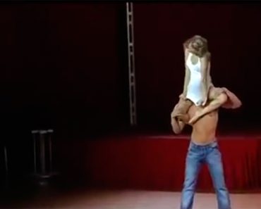 Ella cubre su cara con su camisa. Segundos más tarde, ¡me quedé boquiabierto!