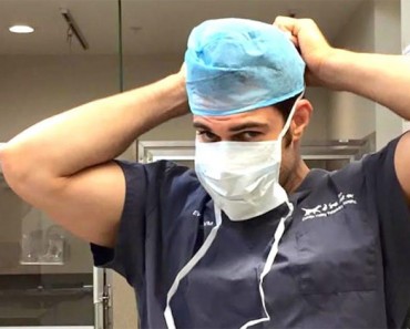 Parece un veterinario normal, pero cuando se quita la máscara quirúrgica...