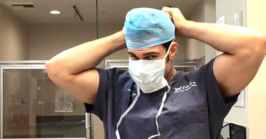 Parece un veterinario normal, pero cuando se quita la máscara quirúrgica...