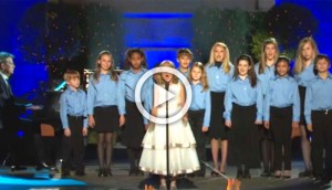 13 niños pequeños se ponen en fila para cantar. Pero ATENCIÓN a la chica de blanco... ¡increíble!