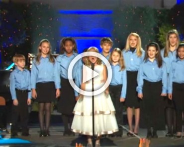 13 niños pequeños se ponen en fila para cantar. Pero ATENCIÓN a la chica de blanco... ¡increíble!