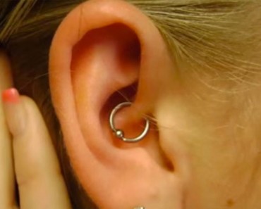 ¿Has visto a alguien con este piercing en la oreja? Esta es la razón por la que se lleva